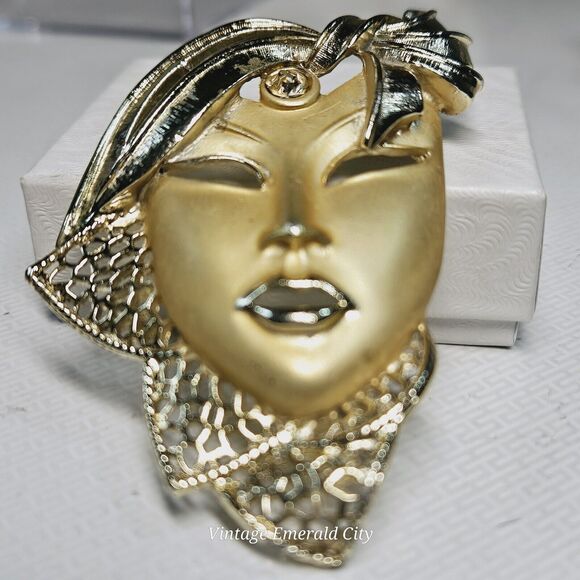 Vtg Mysterious Lady Mask Brooch 3d Hollow Masquerade Pin Matte Retro Gold Tone - Picture 6 of 11